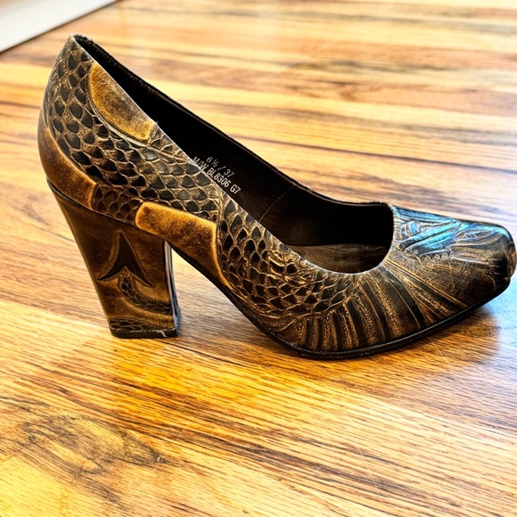 boc Shoes - boc Born Beautiful Block Heel Leather Dragon Embossed Textured Pumps 6.5 37